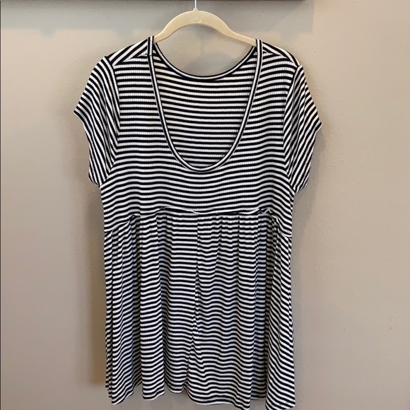 Black and White top with low back. - Picture 2 of 3